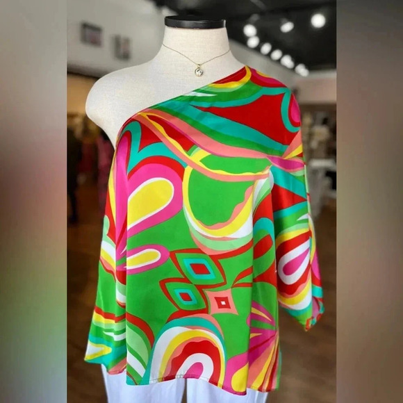 Emily Wonder Tops - Emily Wonder funky one shoulder slinky top size